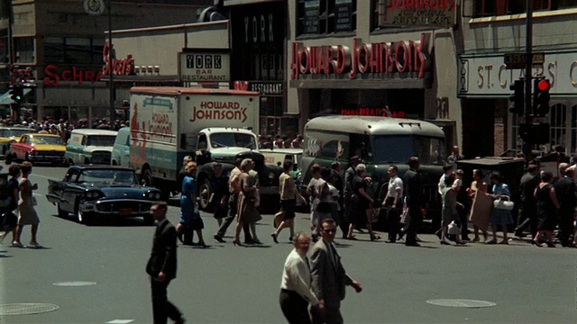1960年美国纽约市第六大道的行人和交通状况视频素材