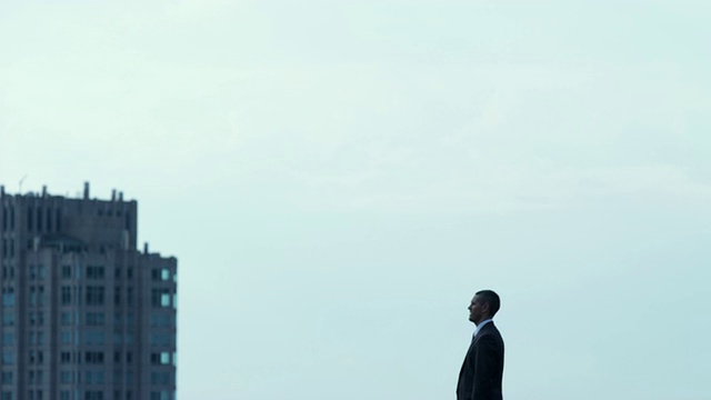 WS人站在屋顶上，对着天空，芝加哥，伊利诺伊州，美国视频素材