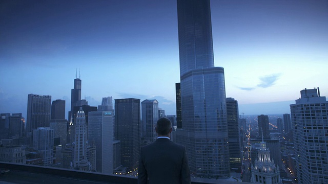 美国伊利诺斯州芝加哥，暮色中商人的背影，背景是摩天大楼视频素材