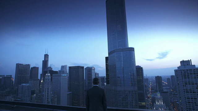 在黄昏的屋顶上商人的后视图，摩天大楼的背景，芝加哥，伊利诺斯州，美国视频素材