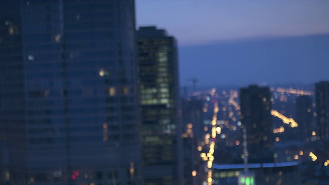 美国伊利诺斯州芝加哥，暮色中商人的背影，背景是散焦的摩天大楼视频素材