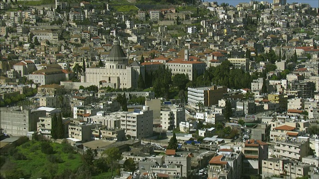 WS POV鸟瞰图在现代城市拿撒勒在下加利利/拿撒勒，以色列，加利利视频下载