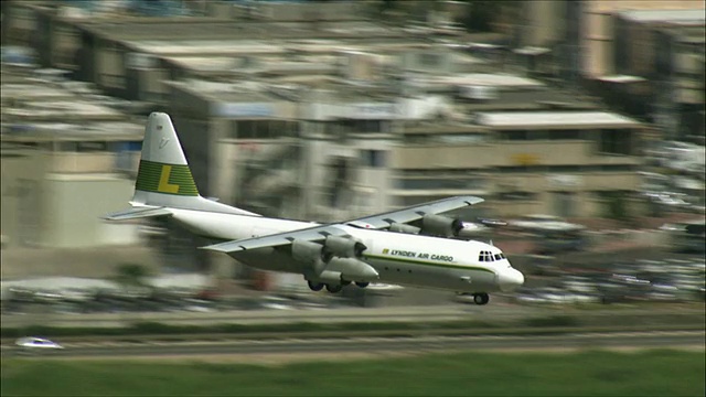 WS TS TD大型喷气式飞机在以色列本古里安国际机场降落视频下载