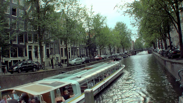 通过荷兰阿姆斯特丹运河的WS船视频素材
