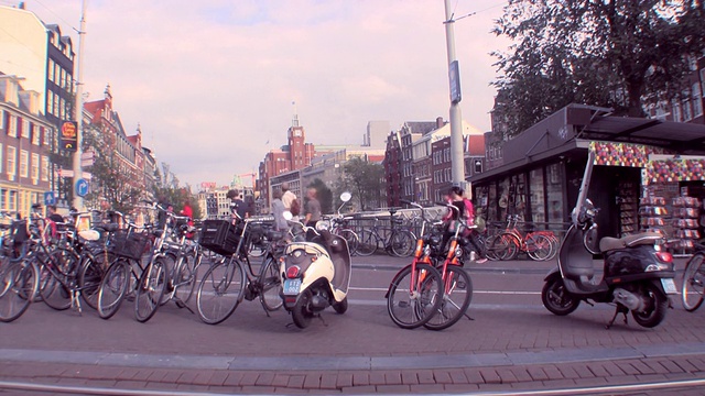 荷兰阿姆斯特丹，WS PAN电车进站展示自行车视频素材