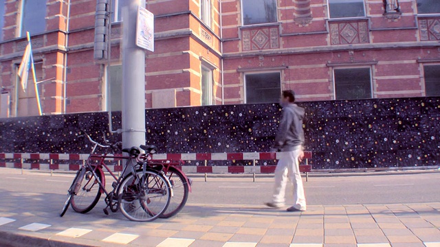 阿姆斯特丹的WS街景与停放在人行道上的自行车/阿姆斯特丹，荷兰视频素材