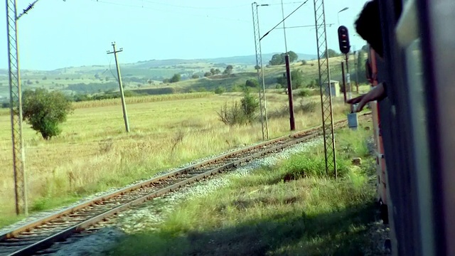 WS POV从马其顿/斯科普里行驶的火车上看到视频下载