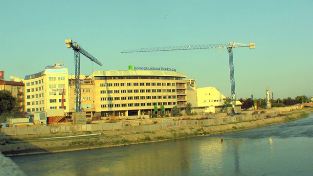 正在建设中的WS大楼，人们在前景中钓鱼/斯科普里，马其顿视频下载
