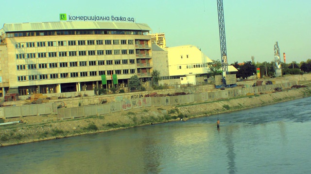 正在建设中的WS大楼，人们在前景中钓鱼/斯科普里，马其顿视频素材