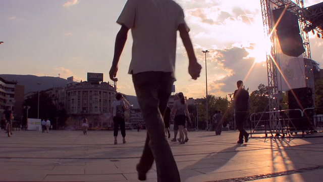日落时人们在马其顿街道上行走的WS视图/斯科普里，马其顿视频下载