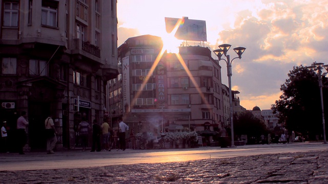 日落时人们在马其顿街道上行走的WS视图/斯科普里，马其顿视频素材