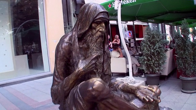 马其顿大街上ZI女士的老人雕塑/斯科普里，马其顿视频下载