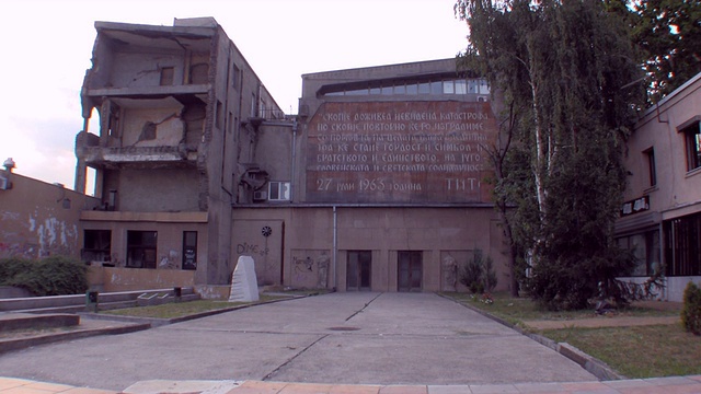 被地震摧毁的旧火车站/斯科普里，马其顿视频素材