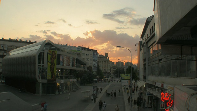 日落时分，人们走在马其顿大街上的景象/斯科普里，马其顿视频素材