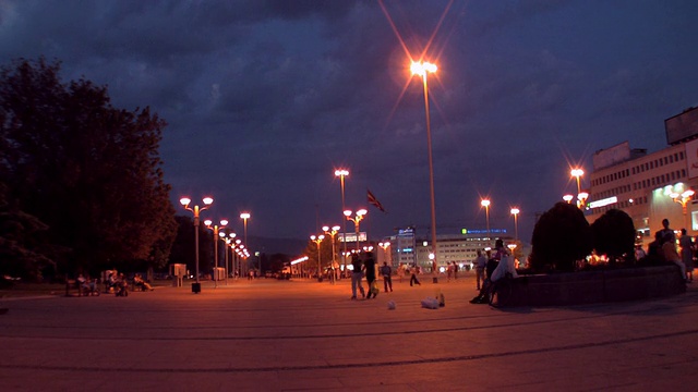 WS T/L马其顿黄昏市中心街景/斯科普里，马其顿视频素材
