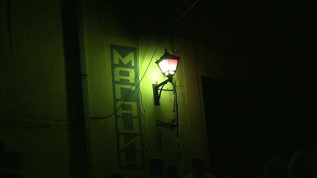马其顿斯科普里夜总会外的灯柱视频下载
