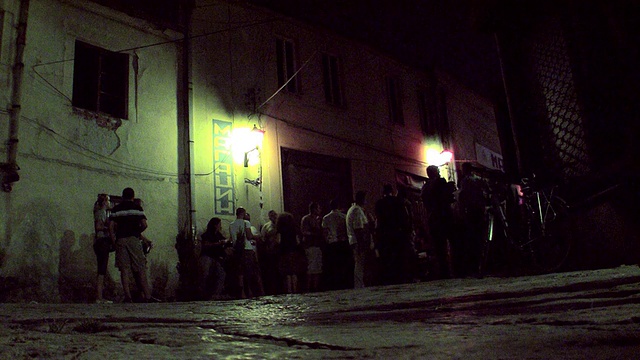 马其顿斯科普里的一群人站在夜总会外面视频下载