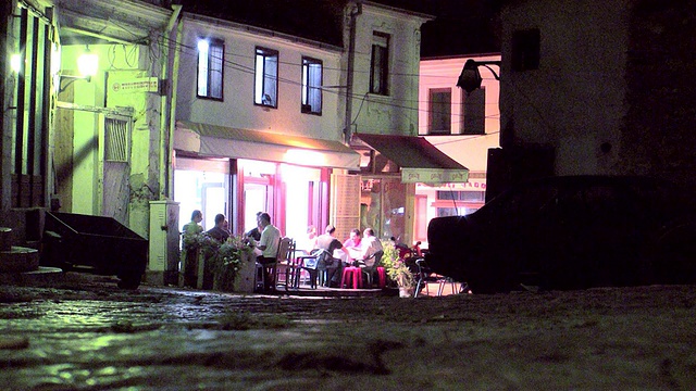 一群人坐在马其顿斯科普里咖啡馆外视频下载