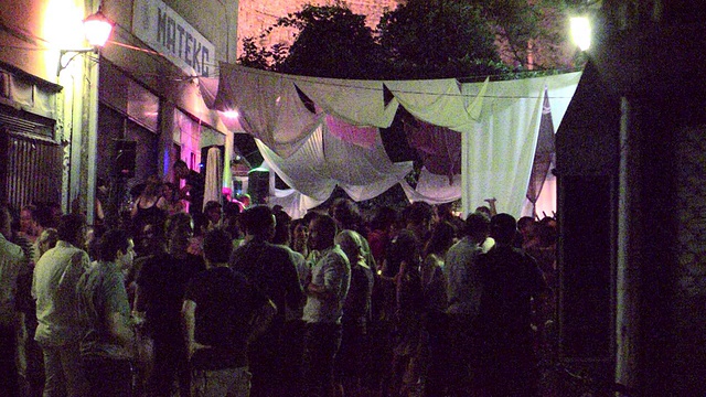 一群人站在斯科普里夜总会外，马其顿视频素材