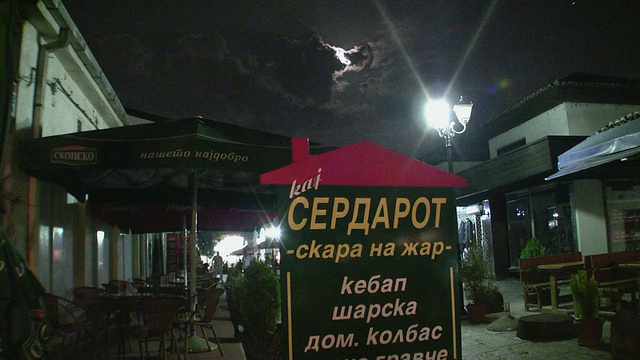 WS T/L晚上马其顿大街上的咖啡馆/斯科普里，马其顿视频素材
