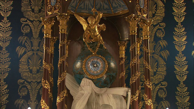 西班牙马德里皇家宫殿的华丽时钟雕像视频下载