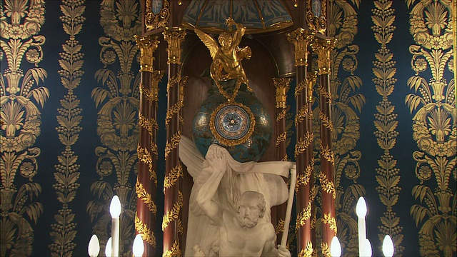 在西班牙马德里的皇家宫殿里有雕像的华丽时钟视频下载