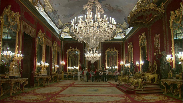 游客在西班牙马德里皇家宫殿大厅视频下载