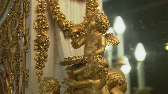 西班牙马德里皇家宫殿中演奏乐器的小天使雕像视频素材