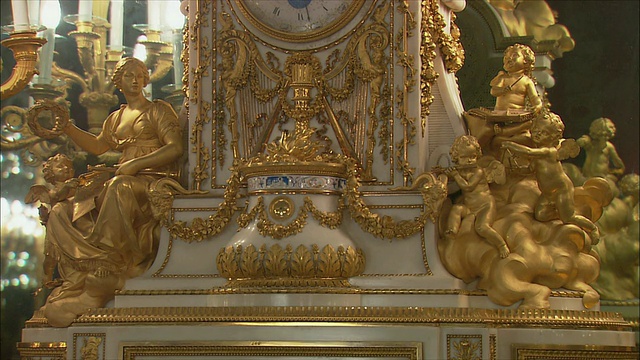 西班牙马德里皇家宫殿里装饰精美的钟视频下载