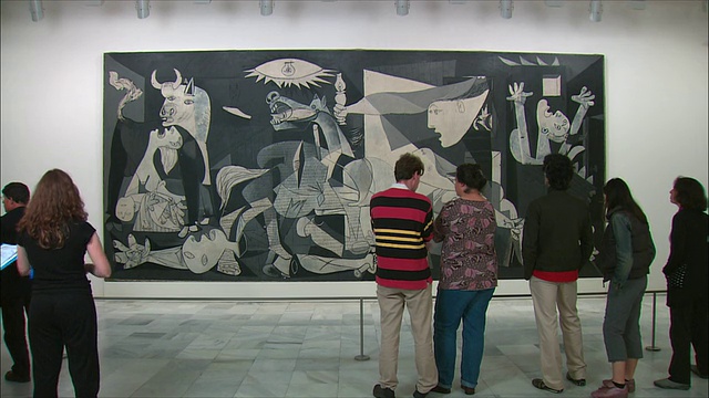 参观毕加索的格尔尼卡油画的游客，国家艺术中心博物馆?马德里,西班牙视频下载