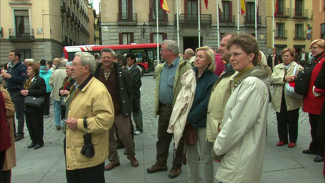 在西班牙马德里的城市广场上，WS PAN乐队和观众视频下载