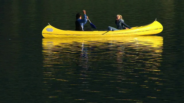 HD:湖中泛舟的浪漫视频素材