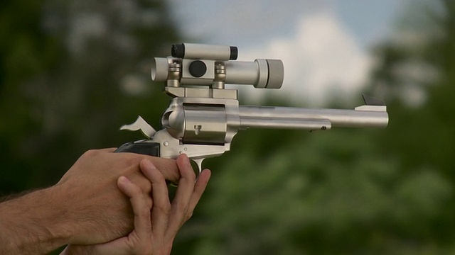 美国佛蒙特州斯托市，一名男子用激光瞄准镜射击左轮手枪视频下载