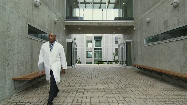 加拿大不列颠哥伦比亚省，斯阔米什，穿着实验服的男子正走出大楼视频素材