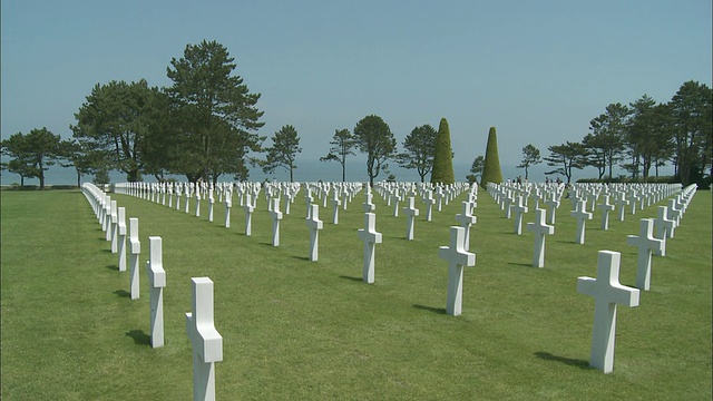 在法国诺曼底的奥马哈海滩的美国公墓，一排排的十字架视频下载