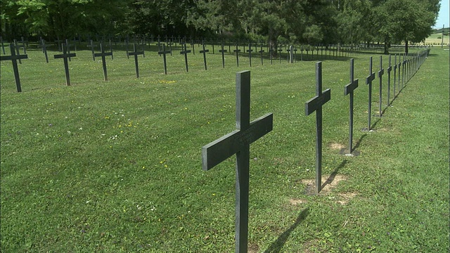 法国香槟区贝鲁的德国一战公墓上的一排排十字架视频下载