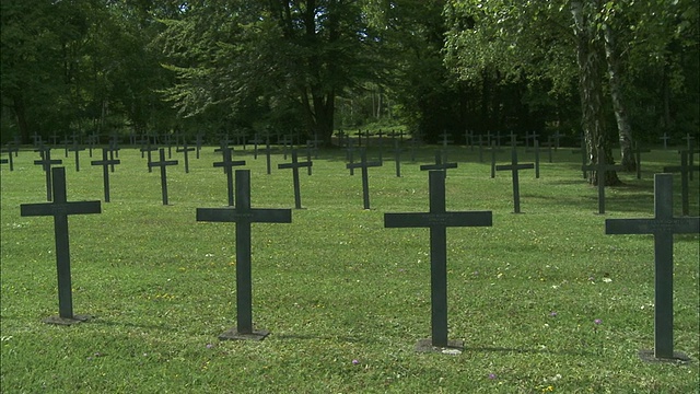 法国香槟区贝鲁，德国一战墓地上的一排排十字架，其中一个十字架前面有花圈视频下载