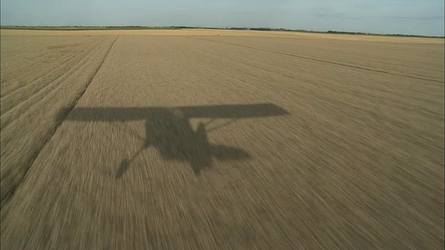 带有飞机阴影的空中场，法国，美丽的Voves视频下载