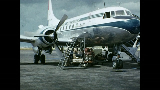 1954年家庭电影人们登上荷航飞机/阿鲁巴，小安的列斯群岛视频下载