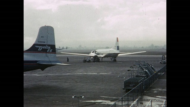 1954年家庭电影达美航空公司飞机在机场跑道上，佛罗里达迈阿密视频下载
