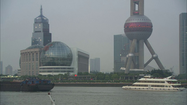 东方明珠广播塔前黄浦江WS交通，中国上海视频下载