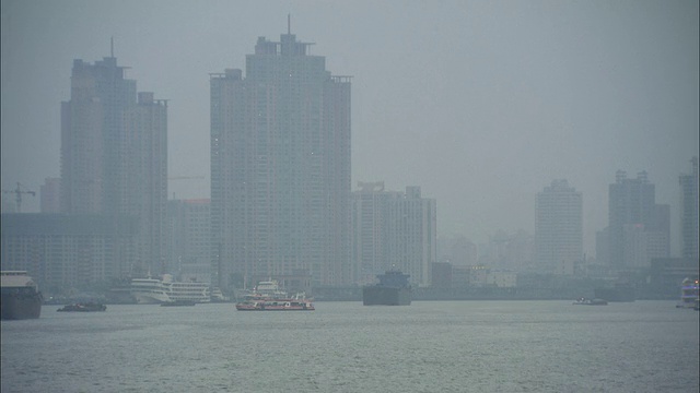 雾中的黄浦江及其邻近建筑，中国上海视频下载