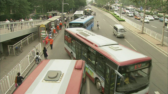 WS HA Traffic by bus stop，中国北京视频下载