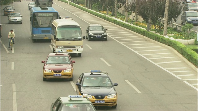 中国北京繁忙街道上的交通状况视频下载