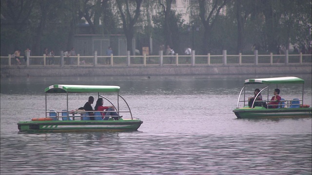 北京什刹海游船WS People boating on Lake Houhai, Beijing, China视频下载