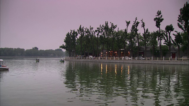 中国北京后海WS湖和绿树成荫的街道视频下载