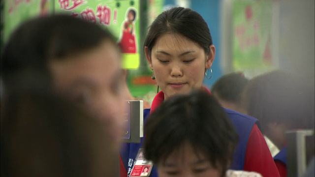 中国北京，超市收银台的服务员和顾客视频素材