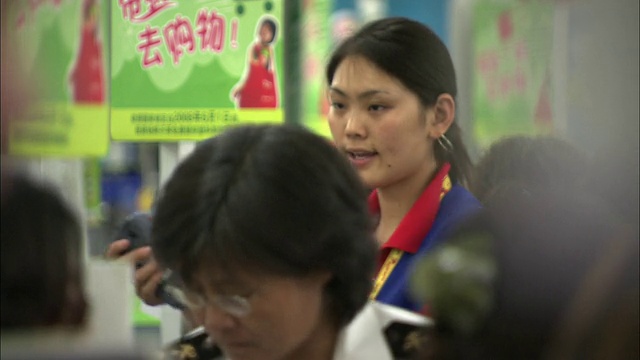 中国北京，超市收银台的服务员和顾客视频素材