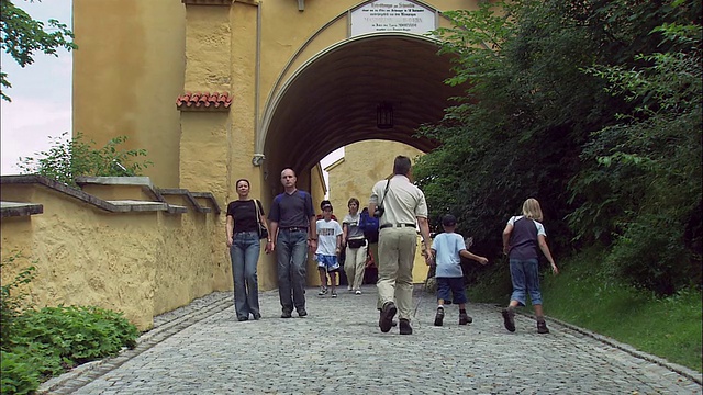 图为德国巴伐利亚州霍恩施万高城堡的游客视频下载