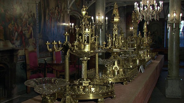 德国巴伐利亚豪恩施万高城堡的豪华房间里，桌上摆着MS ZI的金色器皿视频下载